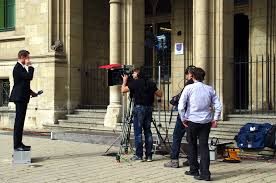 Correspondents near the court