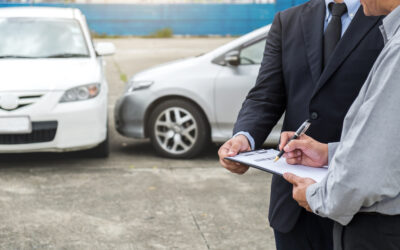 insurance-adjuster-at-crash-scene