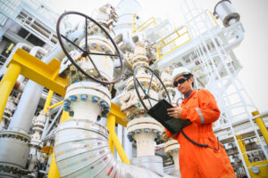 An employee on an oil rig who is wondering about whether you can work on an oil rig with a DUI.